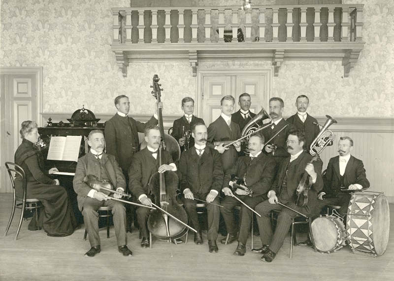 Uudenkaupungin amatööriorkesteri ravintola Wallilan salissa 24.4.1908. Kuva: Augusta Olsson
